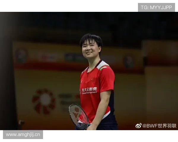 何冰娇拎着购物袋从地铁出来，里面东西随手一掏就能付我半年房租