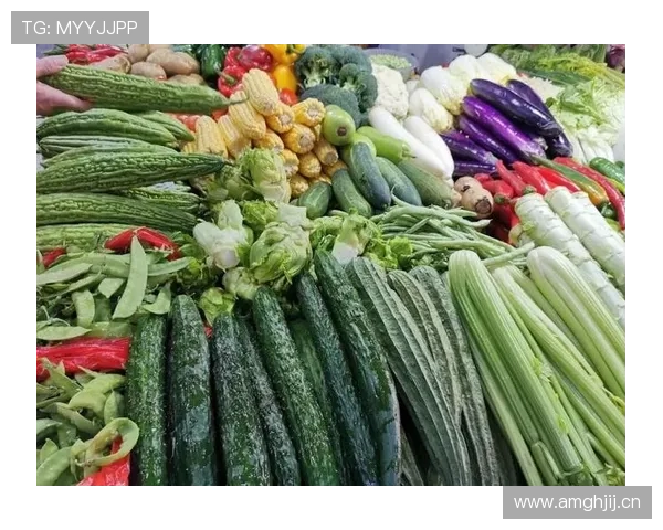 刚刷到管晨辰穿代言羽绒服拎菜篮子挤菜市场，我竟然笑出声